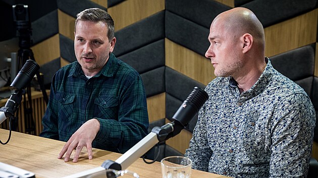 Hosty podcastu jsou Vojtch Domltil (vpravo) a Ivan Sobika, bval svdkov Jehovovi, autoi knihy Jehovista.
