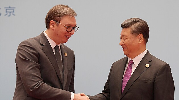 Spojenci. Srbsk prezident Aleksandar Vui (vlevo) se zdrav se svm protjkem Si in-pching bhem nvtvy Pekingu.