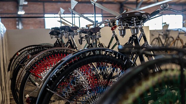 Do svta draisin, kostitas, vrobc vdov, bezpenk a dalch druh velociped zve vstava Dobrodrustv cyklistiky  ra vysokho kola v Nrodnm zemdlskm muzeu v Ostrav.