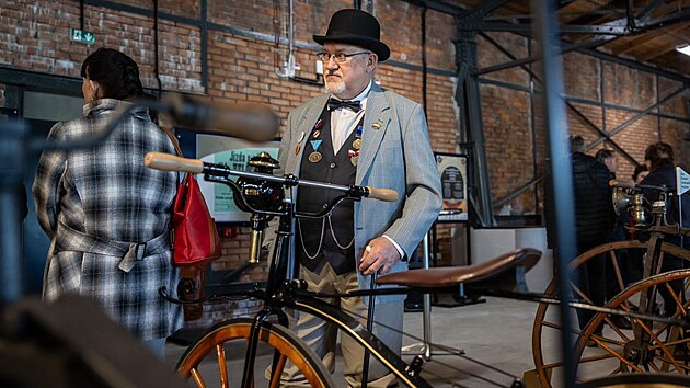 Do svta draisin, kostitas, vrobc vdov, bezpenk a dalch druh velociped zve vstava Dobrodrustv cyklistiky  ra vysokho kola v Nrodnm zemdlskm muzeu v Ostrav.