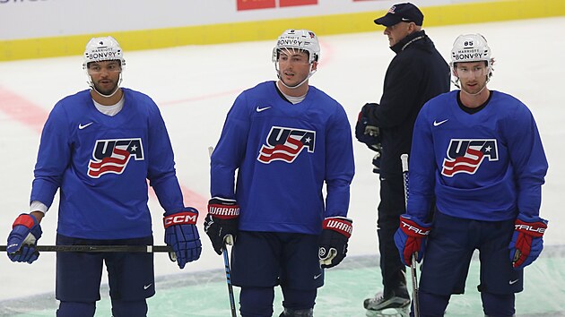 Ameri�an� Seth Jones, Zach Werenski a Jake Sanderson na tr�ninku p�ed mistrovstv�m sv�ta.