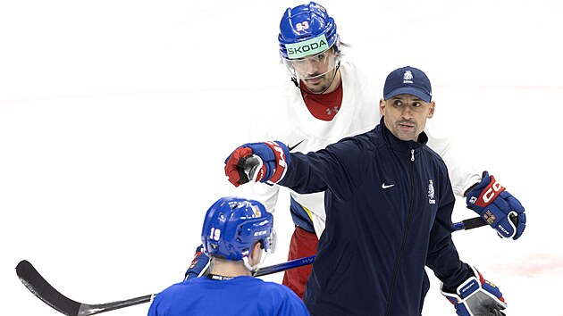 Asistent Tom Plekanec dv pokyny na trninku hokejov reprezentace.
