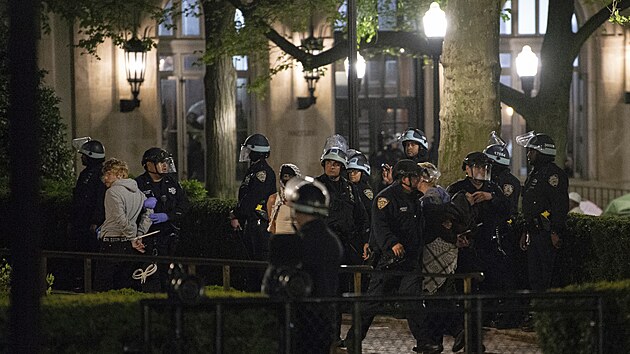 Newyorsk policie vyklidila budovu Kolumbijsk univerzity, kde se pedtm zabarikdovaly destky propalestinskch demonstrant. (1. kvtna 2024)