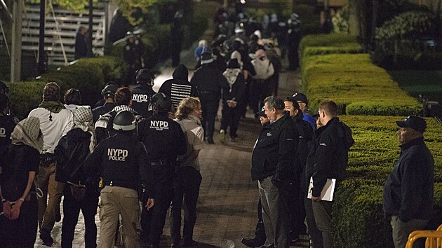 Newyorsk policie vyklidila budovu Kolumbijsk univerzity, kde se pedtm zabarikdovaly destky propalestinskch demonstrant. (1. kvtna 2024)