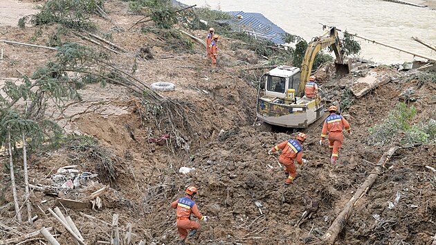 Hasii pracuj po silnch bouch u msta Shaoguan v jihonsk provincii Kuang-tung. (22. dubna 2024)