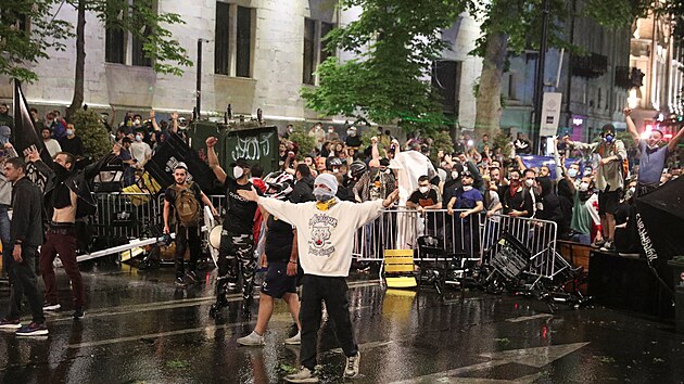 Gruznsk podkov sly a demonstranti se stetli v centru Tbilisi u sdla parlamentu, kter v druhm ten jednal o kontroverznm nvrhu zkona o zahraninm vlivu. (30. dubna 2024)