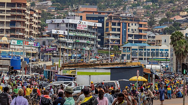 Lid prochzej po ulici rwandskho Kigali. (26. dubna 2024)