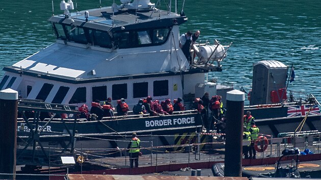 Migranti vystupuj� z plavidla britsk�ch pohrani�n�ch sil p�i p��jezdu do p��stavu v Doveru. (29. dubna 2024)