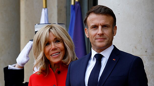 Francouzsk� prezident Emmanuel Macron a jeho man�elka Brigitte Macronov� �ekaj� na p��jezd ��nsk�ho prezidenta Si �in-pchinga a jeho man�elky Pcheng Li-j�an do Elysejsk�ho pal�ce v Pa��i. (6. kv�tna 2024)