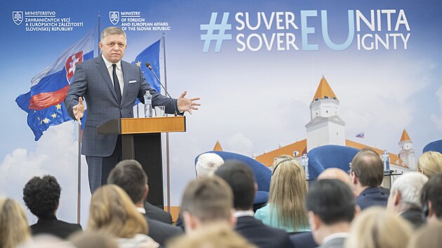 Slovensk premir Robert Fico pi mezinrodn konferenci k vro dvaceti let od vstupu Slovenska do EU. (2. kvtna 2024)