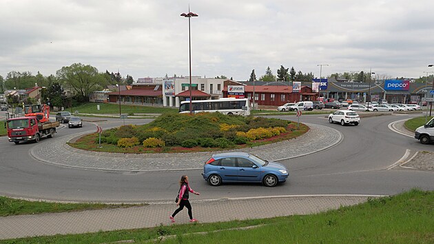 Nov propojka ulic Jihlavsk a Brnnsk ulev hlavn vyten kruhov kiovatce u pekrny Enpeka a nkupnho centra.