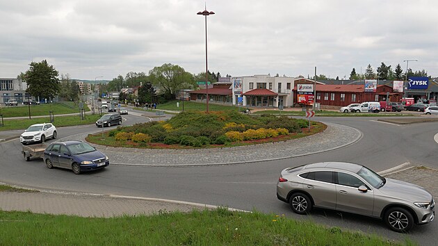Nov propojka ulic Jihlavsk a Brnnsk ulev hlavn vyten kruhov kiovatce u pekrny Enpeka a nkupnho centra.