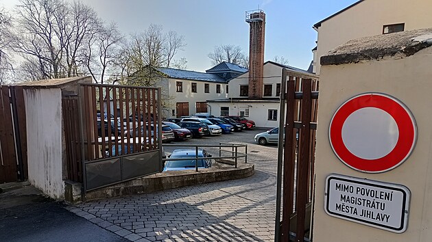 Toto parkovit v Hluboké ulici se nachází pod soukromou placenou plochou za...