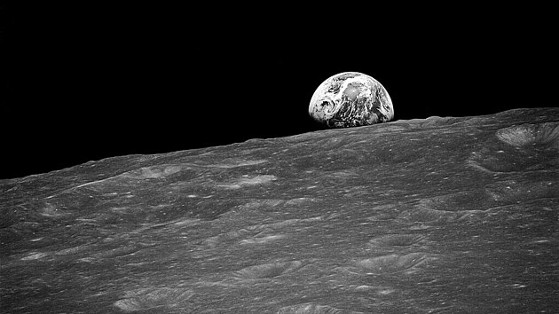 ernobl fotografie vchodu Zem nad msnm horizontem, kterou krtce ped slavnm snmkem Earthrise podil velitel mise Frank Borman. (24. prosince 1968)