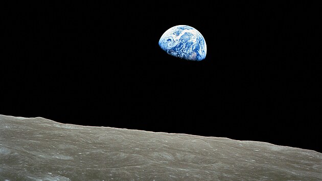Jednu z nejslavnjch fotografi historie Earthrise podil len posdky mise Apollo 8 William Bill Anders. (24. prosince 1968)