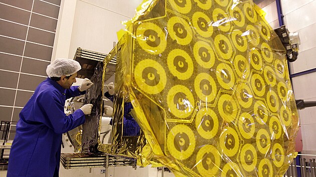 Technik Evropsk kosmick agentury pracuje na druici Giove B, kter je soust projektu Galileo (5. bezna 2008)