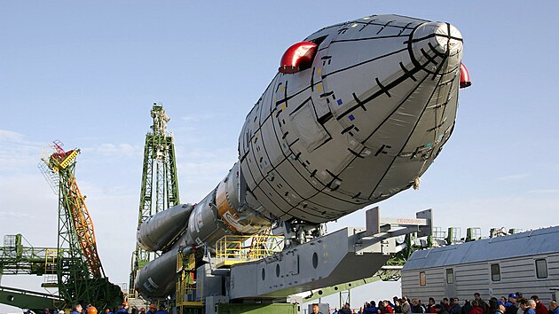 Technici pipravuj druici Galilieo (GIOVE-B) Evropsk kosmick agentury na jej startovac ramp na kazaskm kosmodromu Bajkonur (23. dubna 2008)