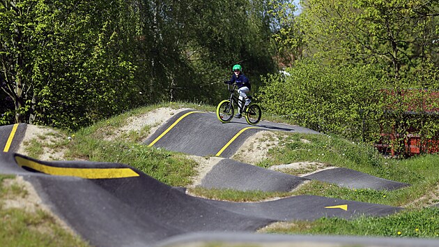 Na ploe kolem 1400 metr tverench vznikly pro jezdce na bicyklech asfaltov drhy pln nerovnost.