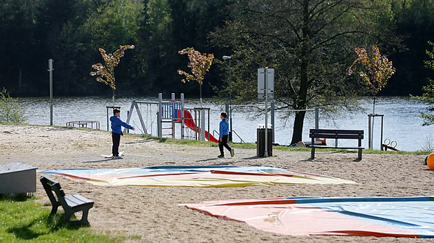 V sezon si tam lze vypjit teba lapadla, loky, paddleboard, vybaven na minigolf, plky na stoln tenis, me a dal sportovn poteby.