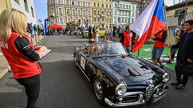 Slavnostn start vytrvalostn jzdy eskch vetern mc do Atn Oldtimer Express PrahaAtny, 4. kvtna 2024, Praha.