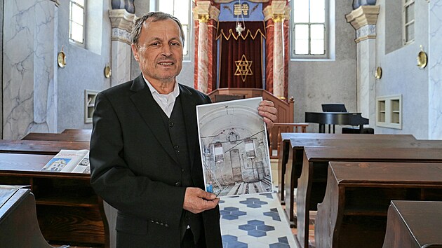 Budysk starosta Petr Kindl stoj v opraven synagoze, v ruce dr snmek z doby, kdy byl svatostnek v havarijnm stavu.