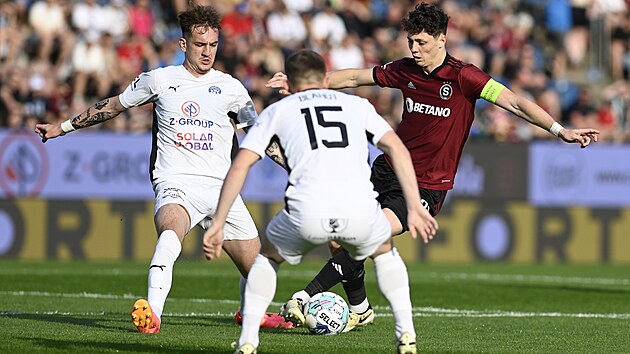 Spar�ansk� stoper Ladislav Krej�� rozehr�v� v t�sn�m oble�en� dvou hr��� Slov�cka.