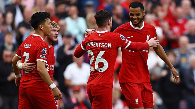 Fotbalisté Liverpoolu se radují z gólu, který vstelil Cody Gakpo (vpravo).