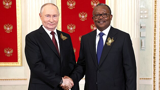 Tradin vojensk pehldky v Moskv se zastnil i Guinejsko-bissaunsk prezident Umaro Sissoco Embalo. (9. kvtna 2024)