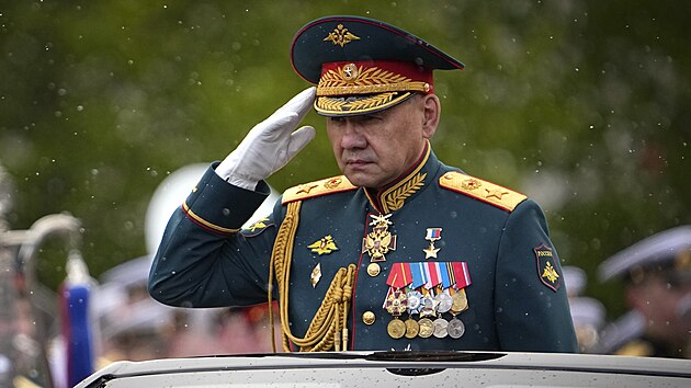 Na tradin vojensk pehldce v Moskv krom pochodujcch vojk po Rudm nmst projdla i ltala vojensk technika. Na snmku je rusk ministr obrany Sergej ojgu. (9. kvtna 2024)