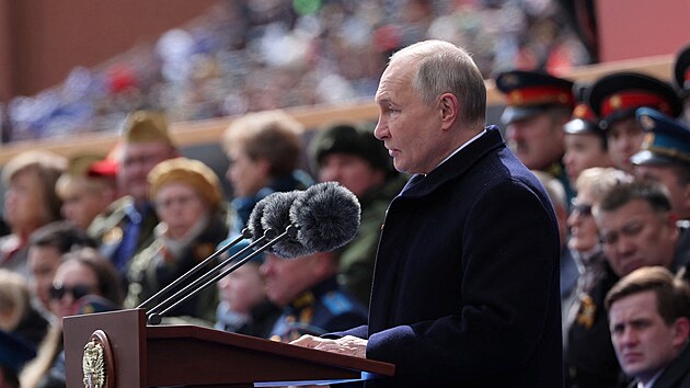 Moskva zaila opulentn vojenskou pehldku k oslavm 79. vro konce druh svtov vlky. Tanky a sthaky burcely nad mstem. Na akci promluvil i rusk dikttor Putin. (9. kvtna 2024)