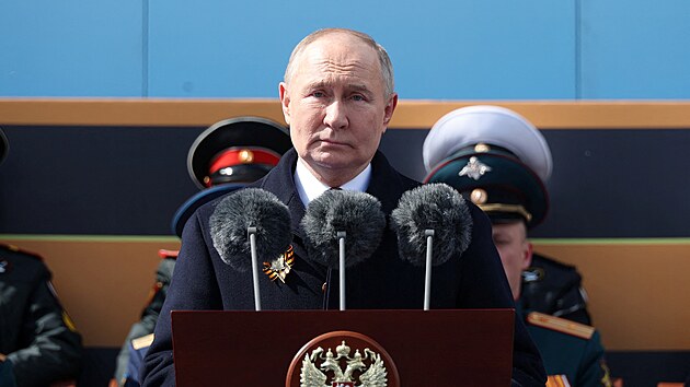 Moskva zaila opulentn vojenskou pehldku k oslavm 79. vro konce druh svtov vlky. Tanky a sthaky burcely nad mstem. Na akci promluvil i rusk dikttor Putin. (9. kvtna 2024)