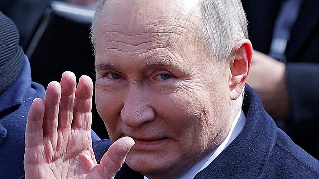 Moskva zaila opulentn vojenskou pehldku k oslavm 79. vro konce druh svtov vlky. Tanky a sthaky burcely nad mstem. Na akci promluvil i rusk dikttor Putin. (9. kvtna 2024)
