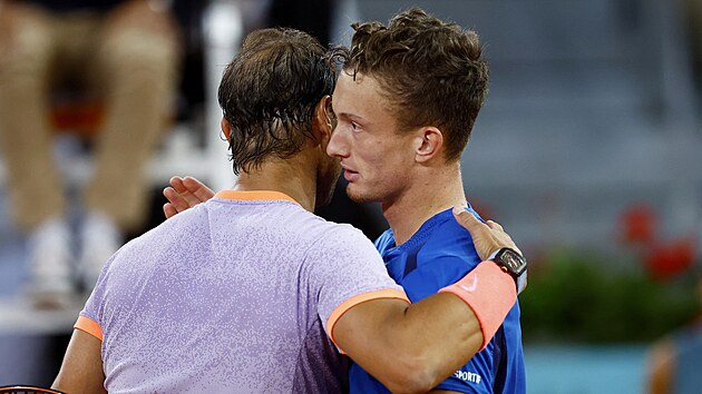panlsk tenista Rafael Nadal (vlevo) gratuluje Jimu Lehekovi k postupu do tvrtfinle turnaje v Madridu.