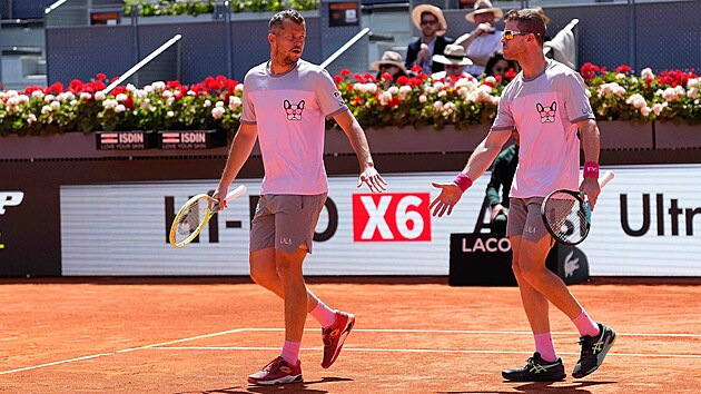 Adam Pavlásek (vlevo) a Uruguayec Ariel Behar se hecují na turnaji v Madridu.