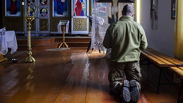 Voj�ci p�ich�zej� do kostela, kdy� nejsou v z�kopech. Ned�ln� modlitby se ale improvizovan� odehr�vaj� i v nich.