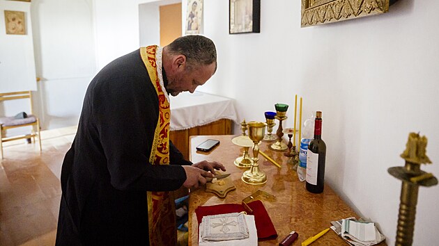 Kaplan Michajlo Arsenovy� p�ezd�van� Askold se chyst� na ned�ln� k�z�n�.