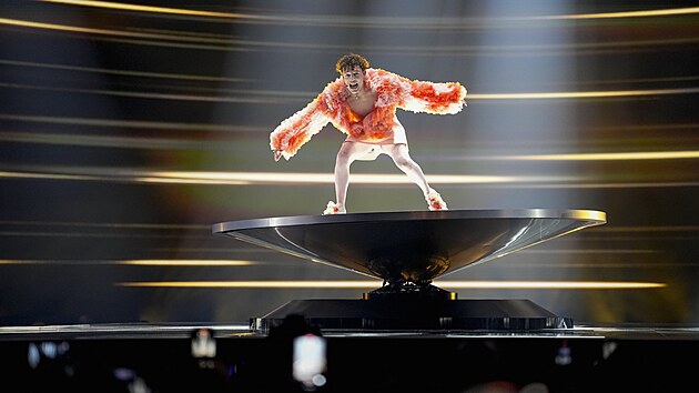 Zp�vák Nemo na druhém semifinále Eurovize 2024