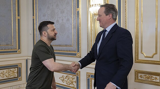 Britsk ministr zahrani David Cameron na nvtv Kyjeva. setkal s ukrajinskm prezidentem Volodymyrem Zelenskm. (2. kvtna 2024)
