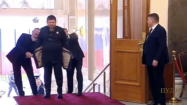 eensk prezident Ramzan Kadyrov ml na inauguraci ruskho prezidenta Vladimira Putina problm si sundat sako, opt tm vyvolal pochybnosti o svm zdravotnm stavu. (7. kvtna 2024)