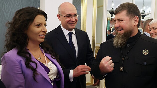 eensk prezident Ramzan Kadyrov na inauguraci ruskho prezidenta Vladimira Putina  po boku manaersky prokremelskch mdi Russia Today (RT) a Sputnik Margarity Simonjanov, kter vyzdvihla jeho svaly z kamene.  (7. kvtna 2024)