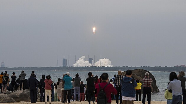 nsk raketa Dlouh pochod 8 nese satelit na orbitu. (20. bezna 2024)