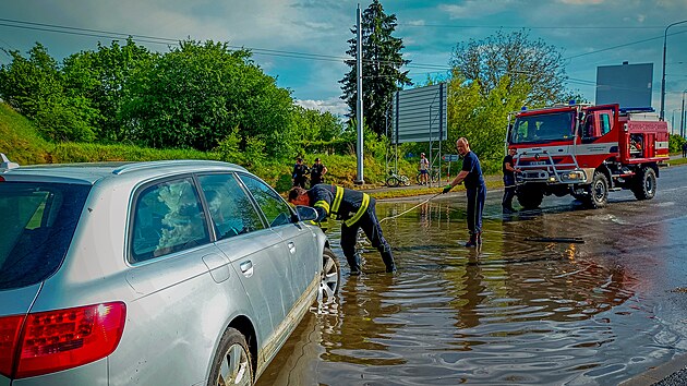 Hasii pomhali vythnout auta, kter zstala stt v lagun pod viaduktem v ulici Generla Pky. (6. kvtna)