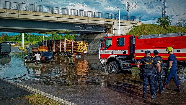 Hasii a policist pomhali vythnout auta, kter zstala stt v lagun pod viaduktem v ulici Generla Pky. (6. kvtna)