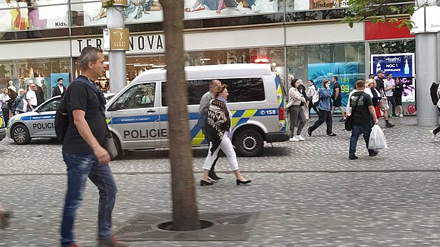 Situace p�ed stanic� pra�sk�ho metra And�l, kde po po p�du do koleji�t� zem�ela �ena. (6. kv�tna 2024)