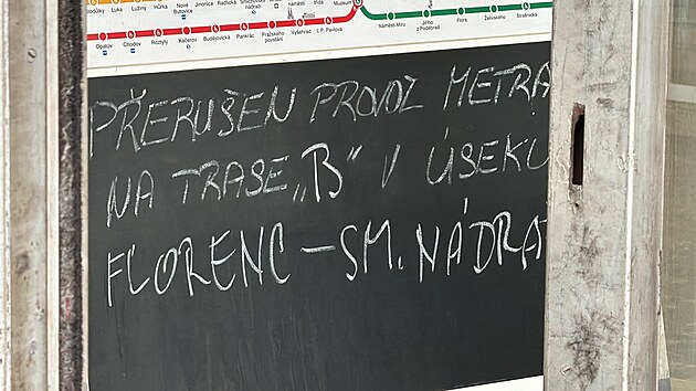 Situace p�ed stanic� pra�sk�ho metra And�l, kde po po p�du do koleji�t� zem�ela �ena. (6. kv�tna 2024)