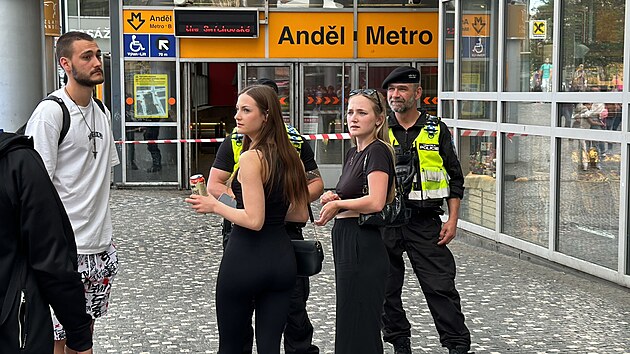 Situace p�ed stanic� pra�sk�ho metra And�l, kde po po p�du do koleji�t� zem�ela �ena. (6. kv�tna 2024)