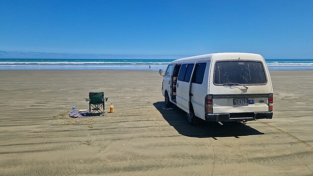 Pl Ninety Miles Beach na zpadnm pobe severnho ostrova je skvlm mstem pro piknik nebo pozorovn zpadu slunce. S dodvkou mete zastavit kdekoliv.