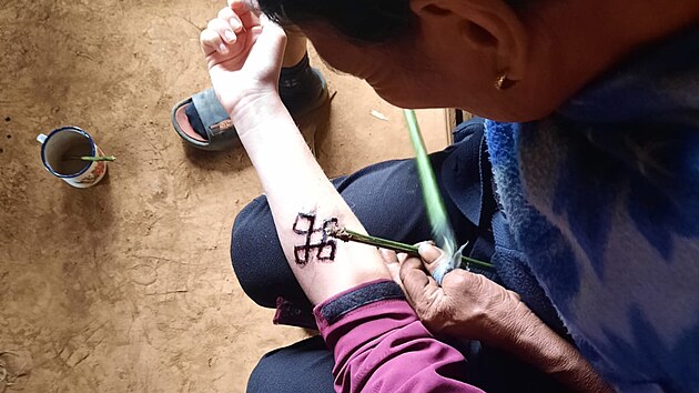 Brnnsk tatrka Barbora Benkov vyrazila kvli tetovn na cestu do Indie za tamnmi kmeny, dve obvanmi lovci lebek.