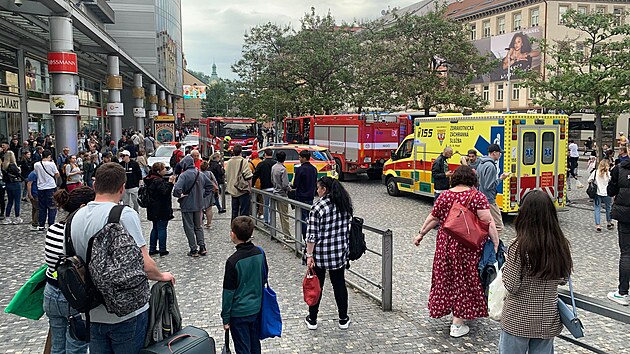 Situace na pra�sk�m And�lu po p�du �eny do koleji�t� metra (6. kv�tna 2024)