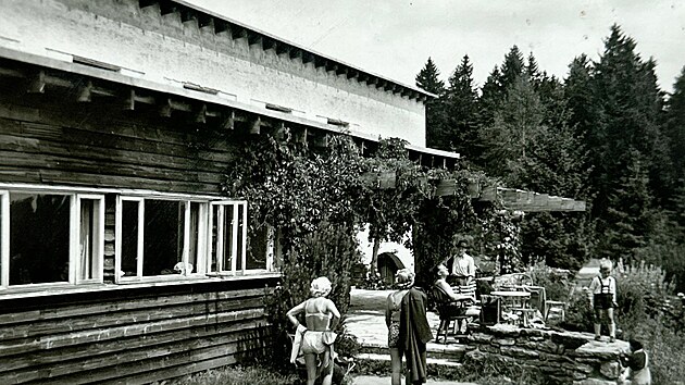 Rekreanti jezd na Medlov u od 30. let minulho stolet, kdy zde Stehlkovi vybudovali tbor pro dvky i s stedn budovou.